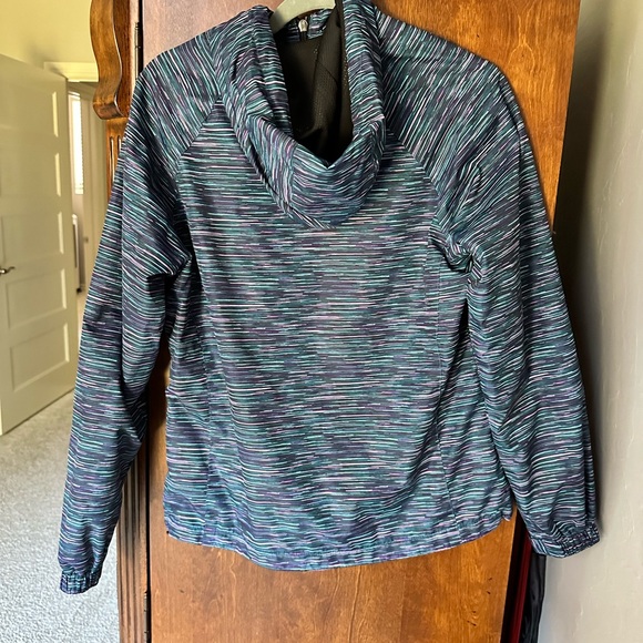 Women’s New Balance Multicolor jacket with pockets and hood - Picture 5 of 6